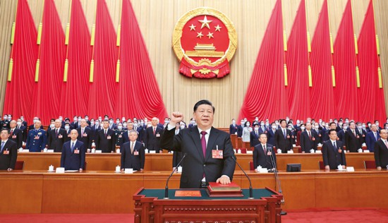 　　2023年3月10日，十四屆全國人大一次會(huì)議在北京人民大會(huì)堂舉行第三次全體會(huì)議。習(xí)近平全票當(dāng)選中華人民共和國主席、中華人民共和國中央軍事委員會(huì)主席。這是習(xí)近平進(jìn)行憲法宣誓。 新華社記者 鞠鵬/攝